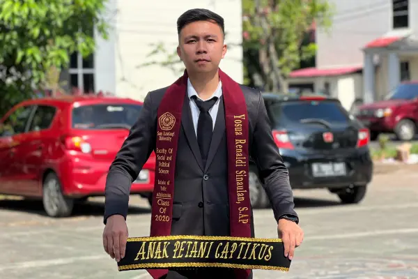 Hapus Stigma Buruk, Yosua Renaldi Sinaulan, S.AP Anak Petani Captikus yang Jadi Sarjana