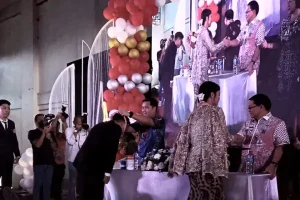 Hadiri Penamatan, Steven Kandouw ‘Hipnotis’ Ratusan Tamatan SMANTO