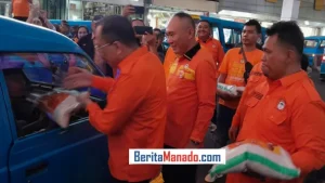 Pasca Terpilih Aklamasi, Hardi Paparang Bersama Jilly Philip Makarawung Bagi-bagi Beras di Pusat Kota Manado