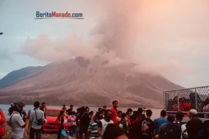 Berita Foto: Gelombang Arus Pengungsi Pasca Erupsi Gunung Ruang