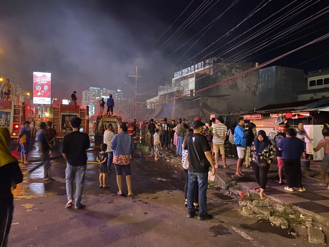 Lima Bangunan di Pusat Kota Manado Ludes Dilalap Api, Kerugian Ditaksir Ratusan Juta