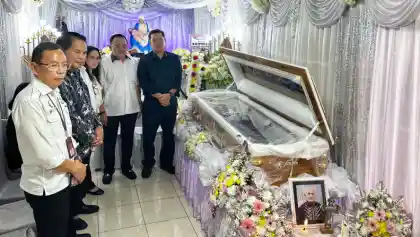 Steven Kandouw Melayat ke Rumah Duka Almarhum Petrus Jansen Sangi