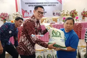 Joune Ganda Disambut Bahagia Para Lansia, Bagikan Beras untuk Warga di Matungkas