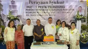 Wenny Lumentut-Michael Mait Akrab dengan Umat Katolik Paroki Trinitas Tomohon