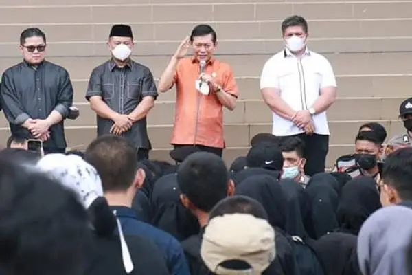 Victor Mailangkay saat menerima aksi unjuk rasa