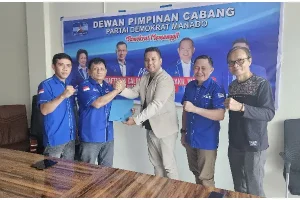 Firman Mustika Resmi Daftar Bakal Calon Wakil Wali Kota Manado di Partai Demokrat