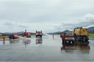 UPDATE! Penutupan Bandara Sam Ratulangi Diperpanjang 6 Jam, Petugas Nonstop Bersihkan Runway