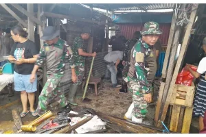 Personil Koramil 1310-06/Airmadidi Gelar Karya Bakti Pembersihan Pasar Tradisional