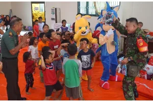 Babinsa Kodim 1309/Manado Hadirkan Badut di Lokasi Pengungsian, Tak Kenal Tapi Sudah Jadi Saudara