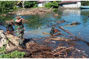 Lewat Karya Bakti TNI, Koramil 1310-03/Likupang, Pemdes dan Warga Ambong Bersihkan Sungai