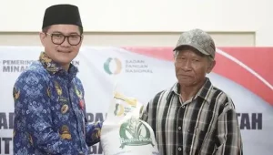 Bagikan Cadangan Beras di Dua Desa, Joune Ganda Ingatkan Kerjasama dan Solidaritas