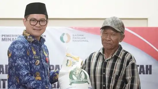 Bagikan Cadangan Beras di Dua Desa, Joune Ganda Ingatkan Kerjasama dan Solidaritas