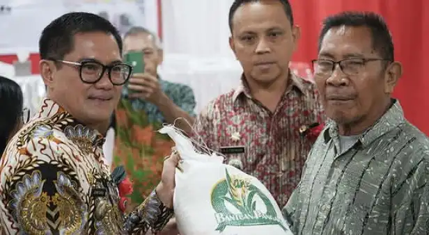 Giliran Desa Wasian Didatangi Joune Ganda, Bagikan Bantuan Pangan