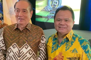 Ronny Sompie Salut dengan Theo Sambuaga, Kawanua yang Jadi Tokoh Bangsa