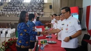 Serahkan SK PPPK, Steven Kandouw: Jangan Habis Ini Langsung ke Bank atau Dealer!