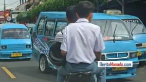 Helm itu Pakainya di Kepala, Bukan Tangan