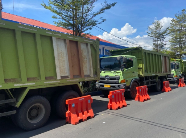 Wara-Wiri di Jalanan Kota Manado Tanpa Surat Lengkap, Tiga Truk Tronton Bermuatan Diamankan Ditlantas Polda Sulut