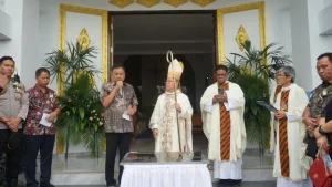 Dibangun di Masa Pelayanan Almarhum Pastor Bastian Sa’apang, Olly Dondokambey Resmikan Gedung Gereja Baru Umat Katolik Rumengkor
