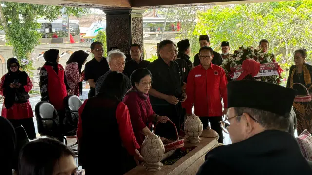 Olly Dondokambey Dampingi Presiden ke-5 RI Ziarah ke Makam Proklamator Bung Karno