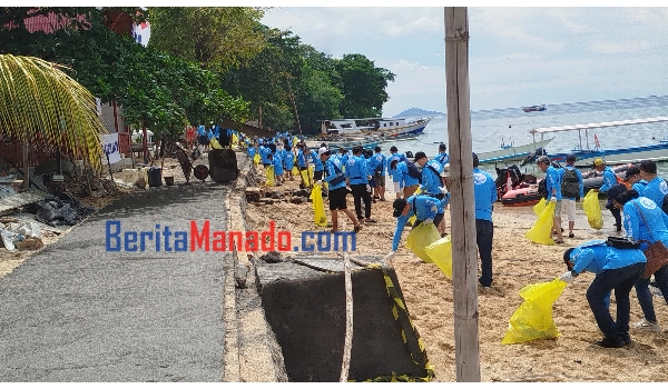 Bersama Ratusan Pelajar, Suzuki Indonesia Bersihkan Pantai Bunaken dan Serahkan 100 Tong Sampah