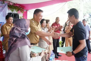 Bupati Franky Wongkar Bagi Kegembiraan dengan Warga Motoling Timur
