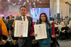 Hebat! Bupati Franky Wongkar dan Elsje Wongkar-Sumual Terima Penghargaan Manggala Karya Kencana.