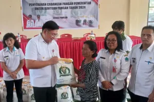 Giliran Desa Wori Terima Bantuan Beras, Diserahkan Kevin William Lotulung