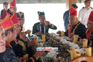 Joune Ganda dan Kevin Lotulung Makan di Atas Daun Pisang, Hadiri Ritual Adat Dumia Wanua Sela Minaesa Amian