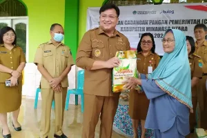 Kevin Lotulung ke Desa Sarawet, Salurkan Beras untuk Warga Terdampak Banjir
