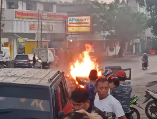 Satu Kendaraan Terbakar, Avanza Versus Kijang dan Bus TNI-AU di Paal Dua
