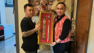 Victor Rarung Terima Hadiah Istimewa dari Panglima Jilah yang Rendah Hati