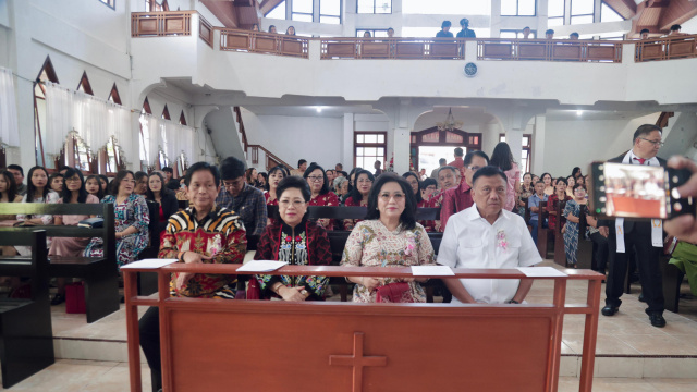 Beribadah di GMIM Nimahesaan Pinaras, Olly Dondokambey Ucapkan Selamat Pengucapan Syukur Masyarakat Kota Tomohon