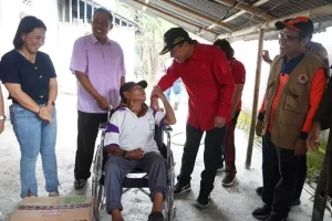 Bupati Franky Wongkar Beri Bantuan Kursi Roda ke Warga Korban Kebakaran