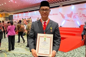 Tommy Sumakul Terima Tanda Kehormatan Satyalancana dari Wapres Ma’ruf Amin