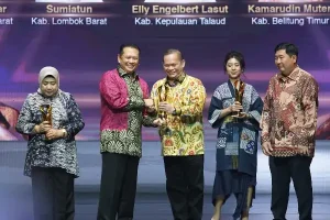 Sikat Kemiskinan di Talaud, Elly Lasut Sabet Penghargaan Pemimpin Daerah Awards 2024