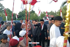 Keseruan Joune Ganda Berbaur dengan Ratusan Murid SD di Pawai Kemerdekaan