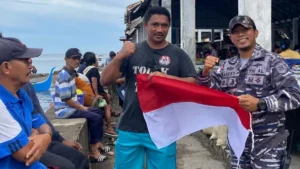 Posal Tagulandang Pupuk Semangat Nasionalisme Warga dengan bagikan Bendera Merah Putih
