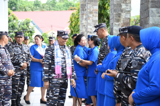 Farewell Laksma TNI Noudy Tangka, Tangis Haru dan Tepuk Tangan Keluarga Besar Lantamal VIII Manado