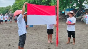 Masyarakat Tolak Reklamasi Gelar Upacara HUT RI di Pantai Karangria