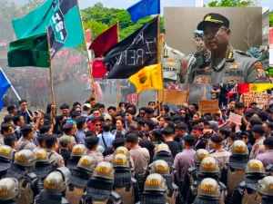 Polisi Lakukan Pendekatan Humanis, Unras Ratusan Mahasiswa di DPRD Sulut Aman dan Kondusif