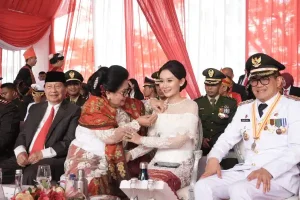 Hadiah Spesial Istri EE Mangindaan untuk Rizya Ganda Davega di HUT ke-79 RI