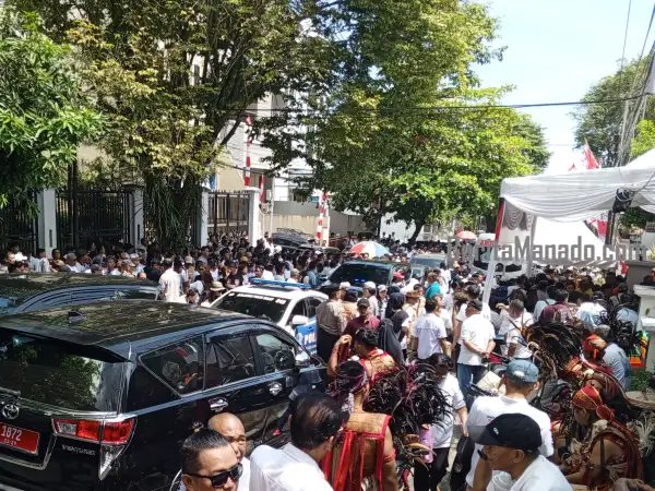 Mendaftar Hari Kedua, Masa Pendukung Yulius Selvanus-Victor Mailangkay Padati KPU Sulut