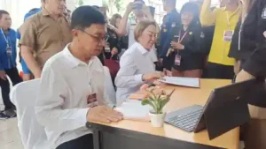 Menanti Penetapan Pasangan Calon, Youla Lariwa-Denni Kalangi Jalani Rutinitas