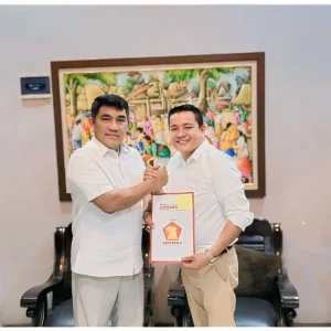 Yulius Selvanus Serahkan SK Calon Bupati Talaud kepada Irwan Hasan