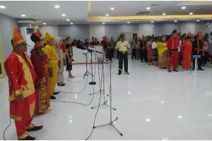 Berbusana Adat Nusantara, BRI RO Manado Laksanakan Upacara Bendera Peringati HUT ke-79 RI