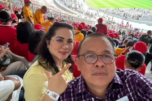 Wenny Lumentut Bersama Istri Hadiri Misa yang Dipimpin Paus di GBK