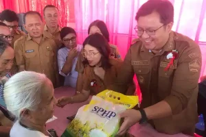 Kevin Lotulung dan Kristi Arina Jualan Pangan Murah di Desa Kawangkoan Baru