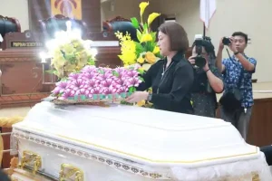 Tugas Perdana di DPRD Sulut, Michaela Elsiana Paruntu Terima Persemayaman Alm Vanny Kaparang