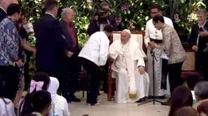 Momen Langka, Paus Fransiskus Berkati Anak Nadiem Makarim di Kompleks Katedral