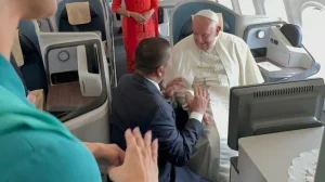 Begini Momen Penting Saat Paus Fransiskus Terbang ke Papua Nugini Naik Garuda Indonesia